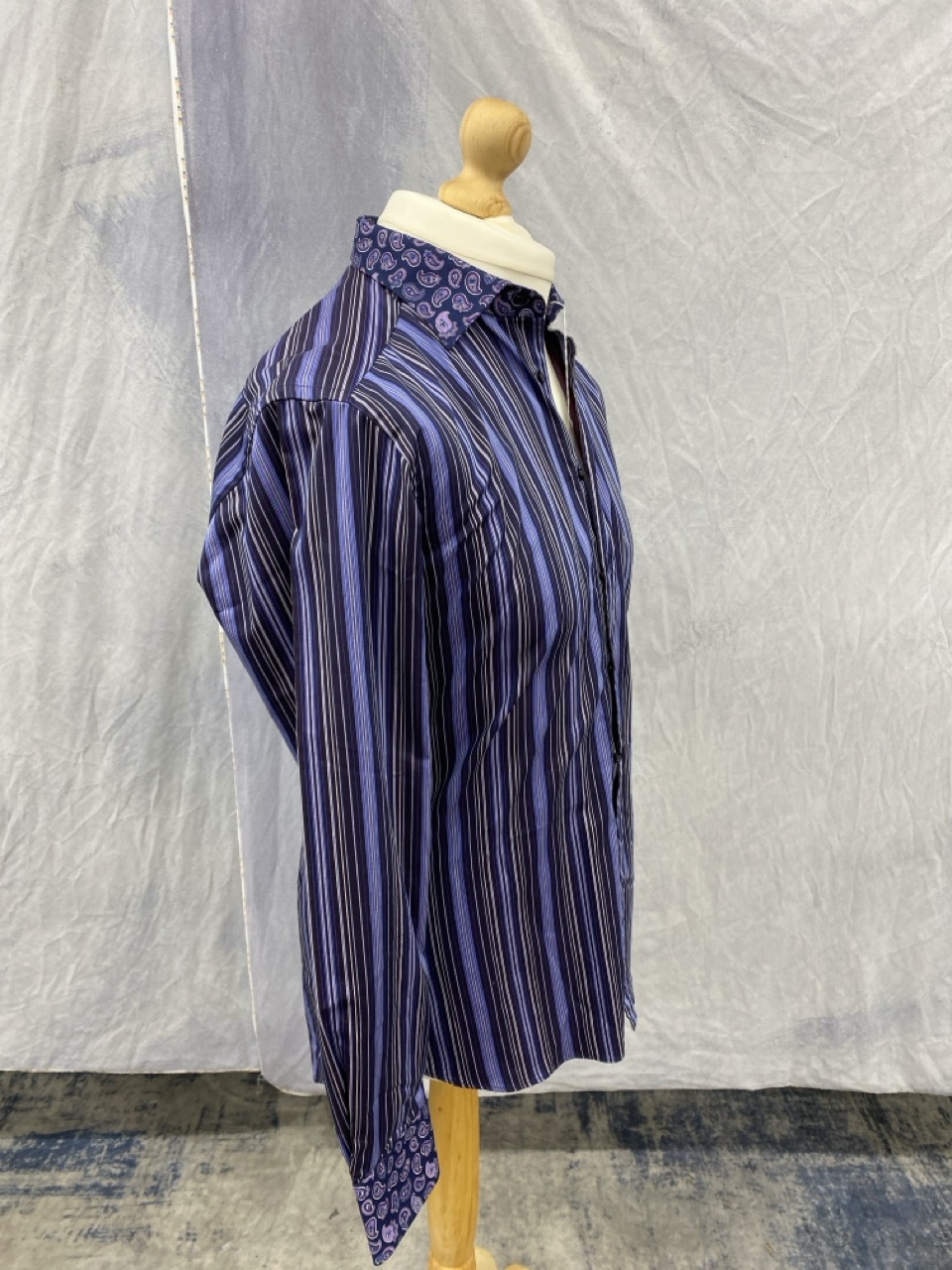 Lot 68  
            Edinburgh SR20 - Delivery Only 

                
ETRO PAISLEY AND STRIPE PRINT SHIRT IN PURPLE COTTON NO SIZE : LOCATION - RAIL 3