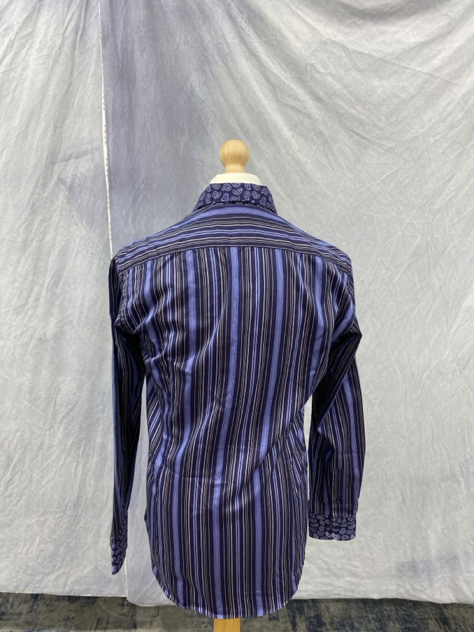 Lot 68  
            Edinburgh SR20 - Delivery Only 

                
ETRO PAISLEY AND STRIPE PRINT SHIRT IN PURPLE COTTON NO SIZE : LOCATION - RAIL 3