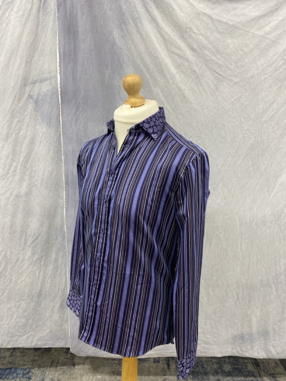Lot 68  
            Edinburgh SR20 - Delivery Only 

                
ETRO PAISLEY AND STRIPE PRINT SHIRT IN PURPLE COTTON NO SIZE : LOCATION - RAIL 3