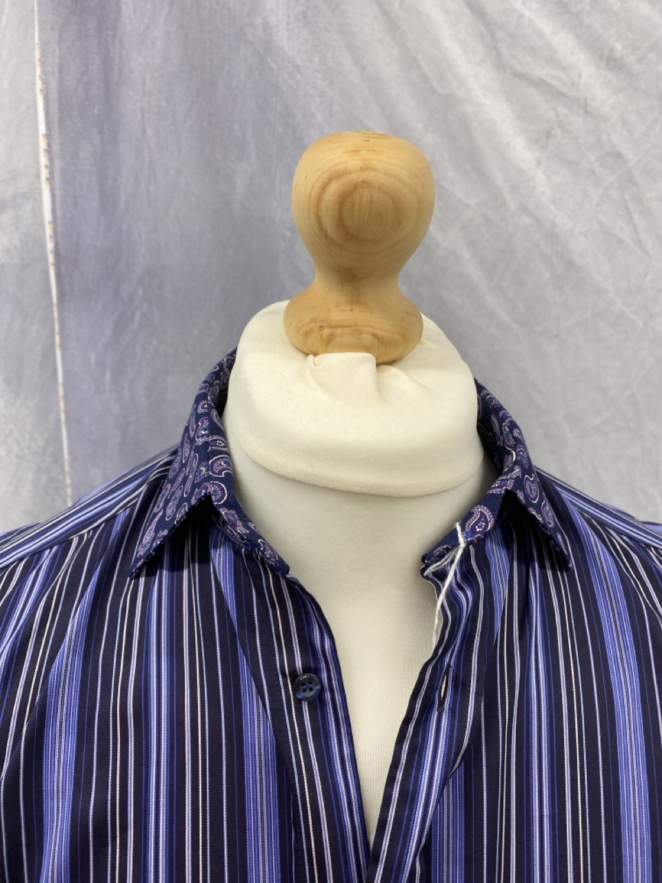 Lot 68  
            Edinburgh SR20 - Delivery Only 

                
ETRO PAISLEY AND STRIPE PRINT SHIRT IN PURPLE COTTON NO SIZE : LOCATION - RAIL 3