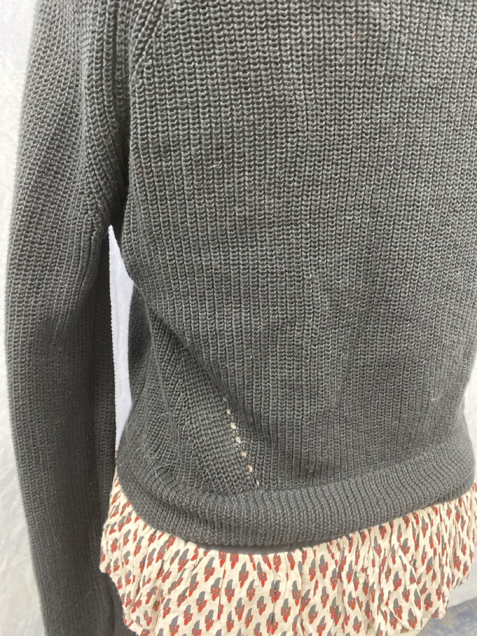 Lot 69  
            Edinburgh SR20 - Delivery Only 

                
MAJE RUFFLED HEM SWEATER IN BLACK COTTON LINEN NO SIZE : LOCATION - RAIL 3