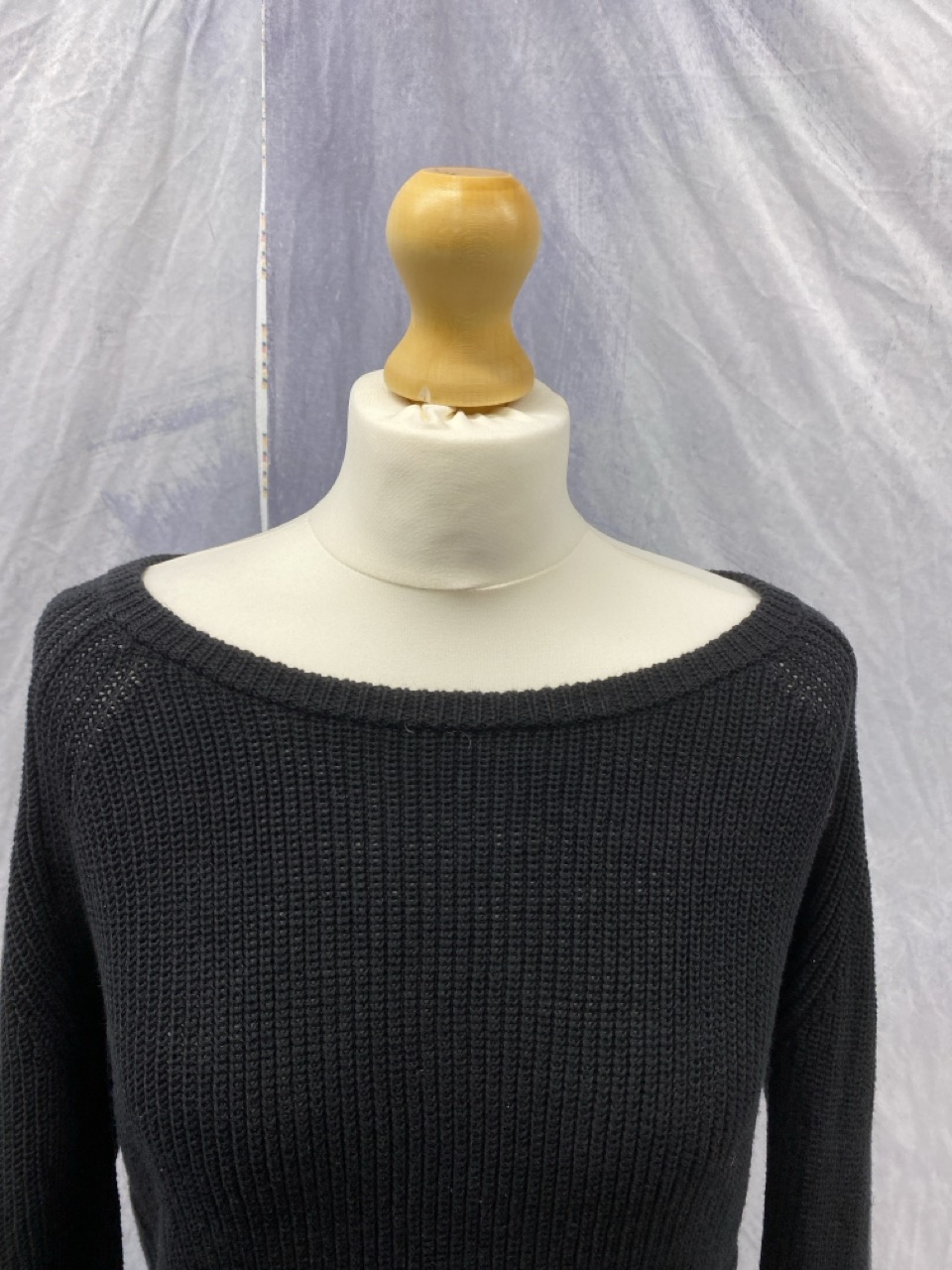 Lot 69  
            Edinburgh SR20 - Delivery Only 

                
MAJE RUFFLED HEM SWEATER IN BLACK COTTON LINEN NO SIZE : LOCATION - RAIL 3