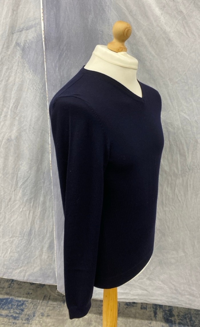 Lot 70  
            Edinburgh SR20 - Delivery Only 

                
BOSS SLIM FIT V-NECK SWEATER IN NAVY BLUE MERINO WOOL SIZE M: LOCATION - RAIL 3