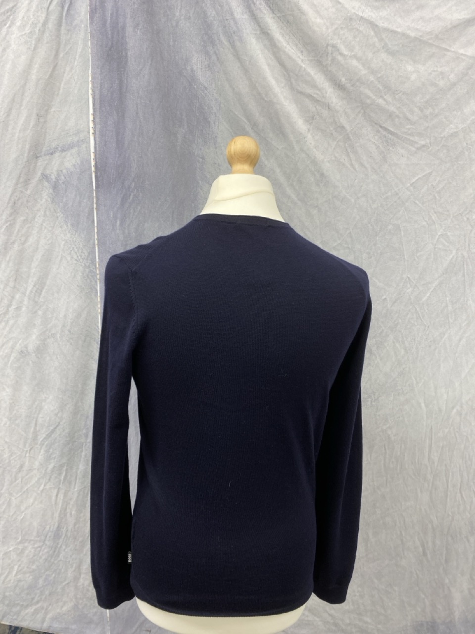 Lot 70  
            Edinburgh SR20 - Delivery Only 

                
BOSS SLIM FIT V-NECK SWEATER IN NAVY BLUE MERINO WOOL SIZE M: LOCATION - RAIL 3