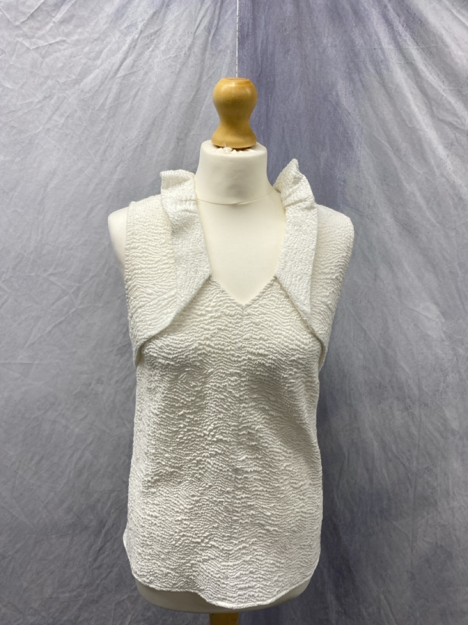 Lot 71  
            Edinburgh SR20 - Delivery Only 

                
SANDRO PARIS SLEEVELESS TOP IN WHITE POLYESTER VISCOSE SIZE 1: LOCATION - RAIL 3