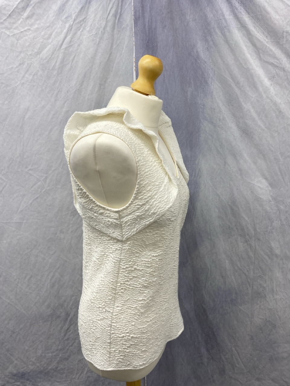Lot 71  
            Edinburgh SR20 - Delivery Only 

                
SANDRO PARIS SLEEVELESS TOP IN WHITE POLYESTER VISCOSE SIZE 1: LOCATION - RAIL 3