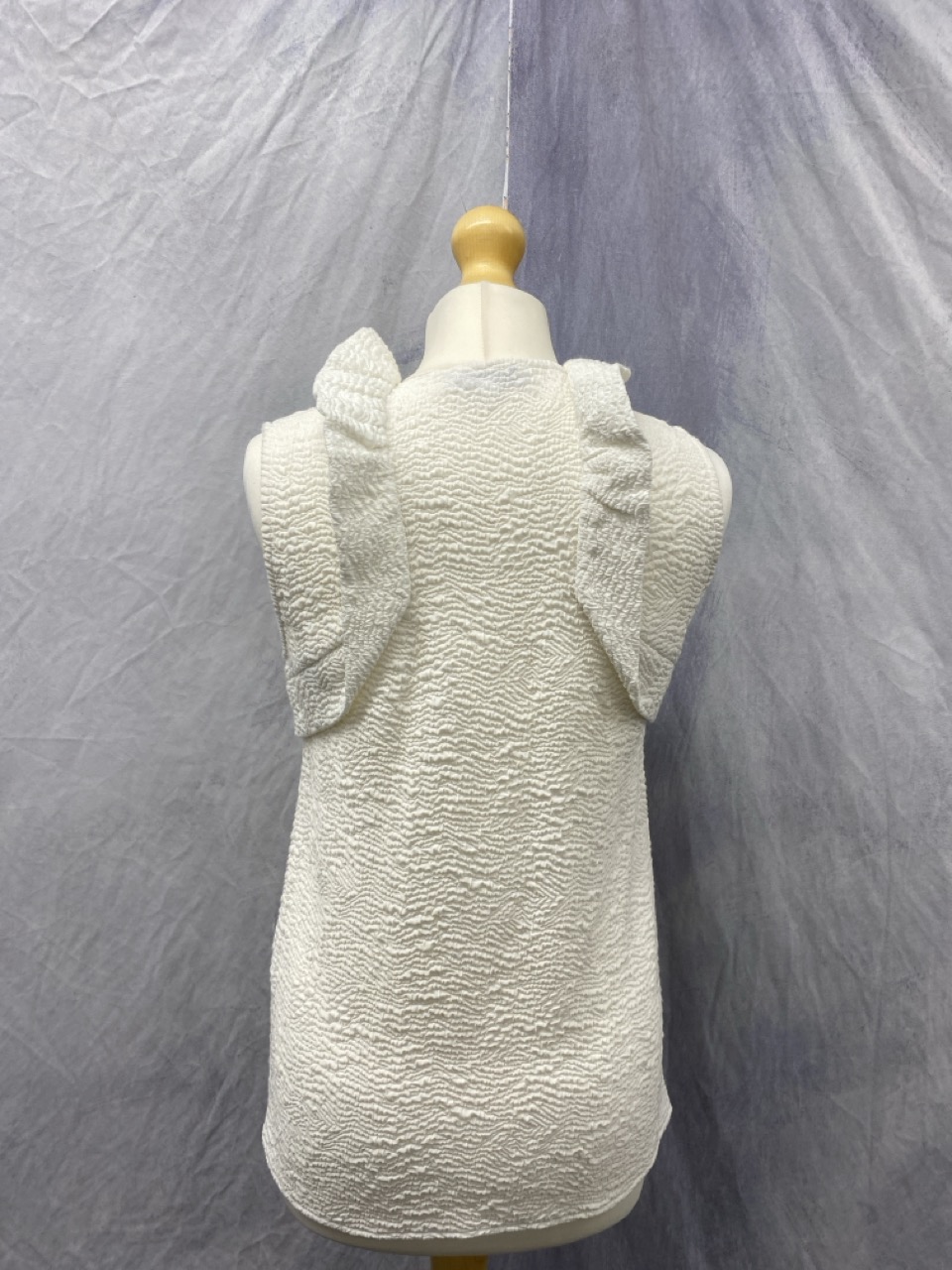 Lot 71  
            Edinburgh SR20 - Delivery Only 

                
SANDRO PARIS SLEEVELESS TOP IN WHITE POLYESTER VISCOSE SIZE 1: LOCATION - RAIL 3
