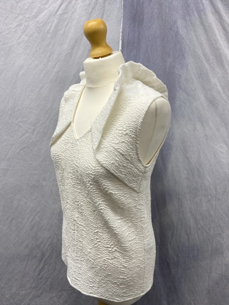 Lot 71  
            Edinburgh SR20 - Delivery Only 

                
SANDRO PARIS SLEEVELESS TOP IN WHITE POLYESTER VISCOSE SIZE 1: LOCATION - RAIL 3