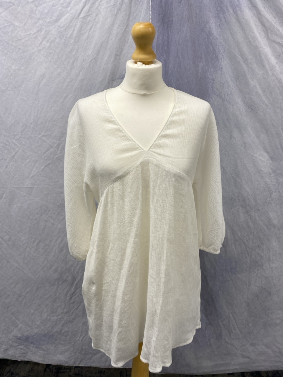 Lot 72  
            Edinburgh SR20 - Delivery Only 

                
REFORMATION CRINKLE V-NECK TUNIC MINI DRESS IN WHITE ORGANIC COTTON SIZE XS: LOCA...