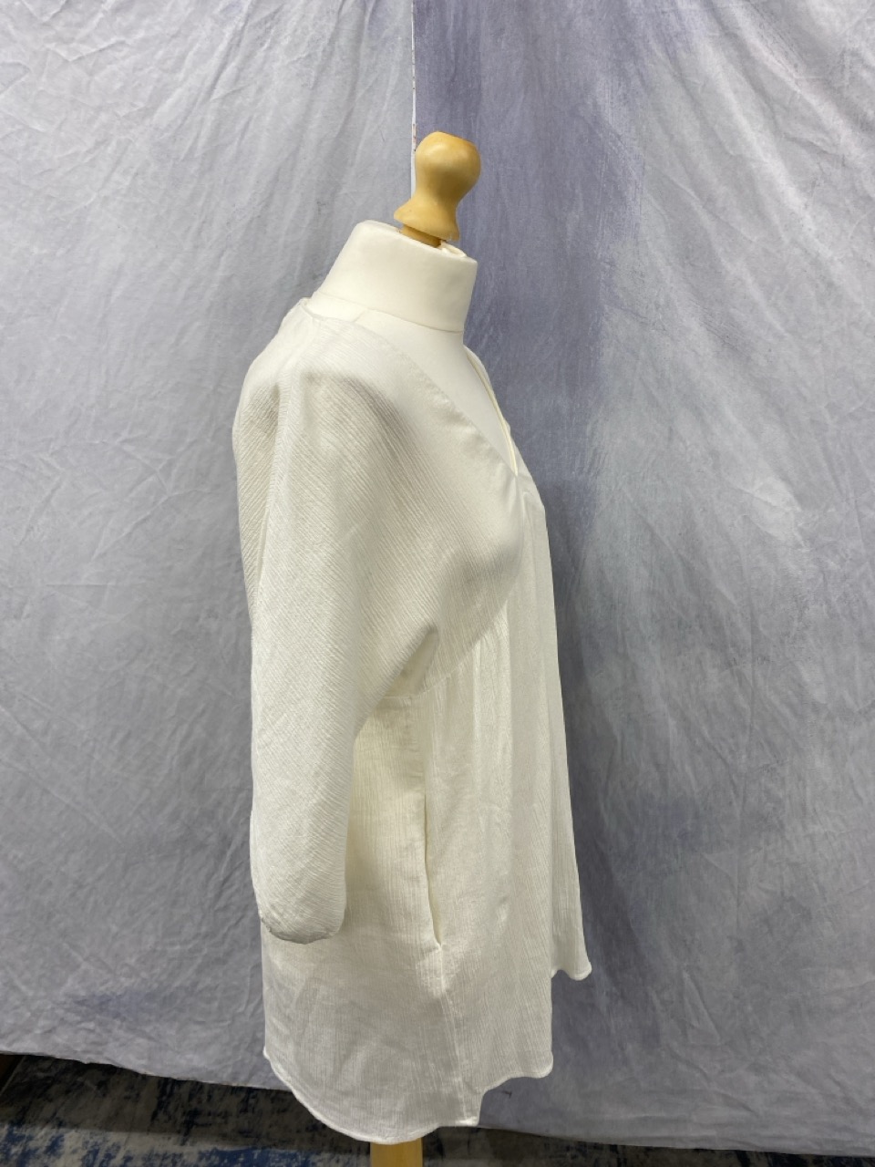 Lot 72  
            Edinburgh SR20 - Delivery Only 

                
REFORMATION CRINKLE V-NECK TUNIC MINI DRESS IN WHITE ORGANIC COTTON SIZE XS: LOCA...