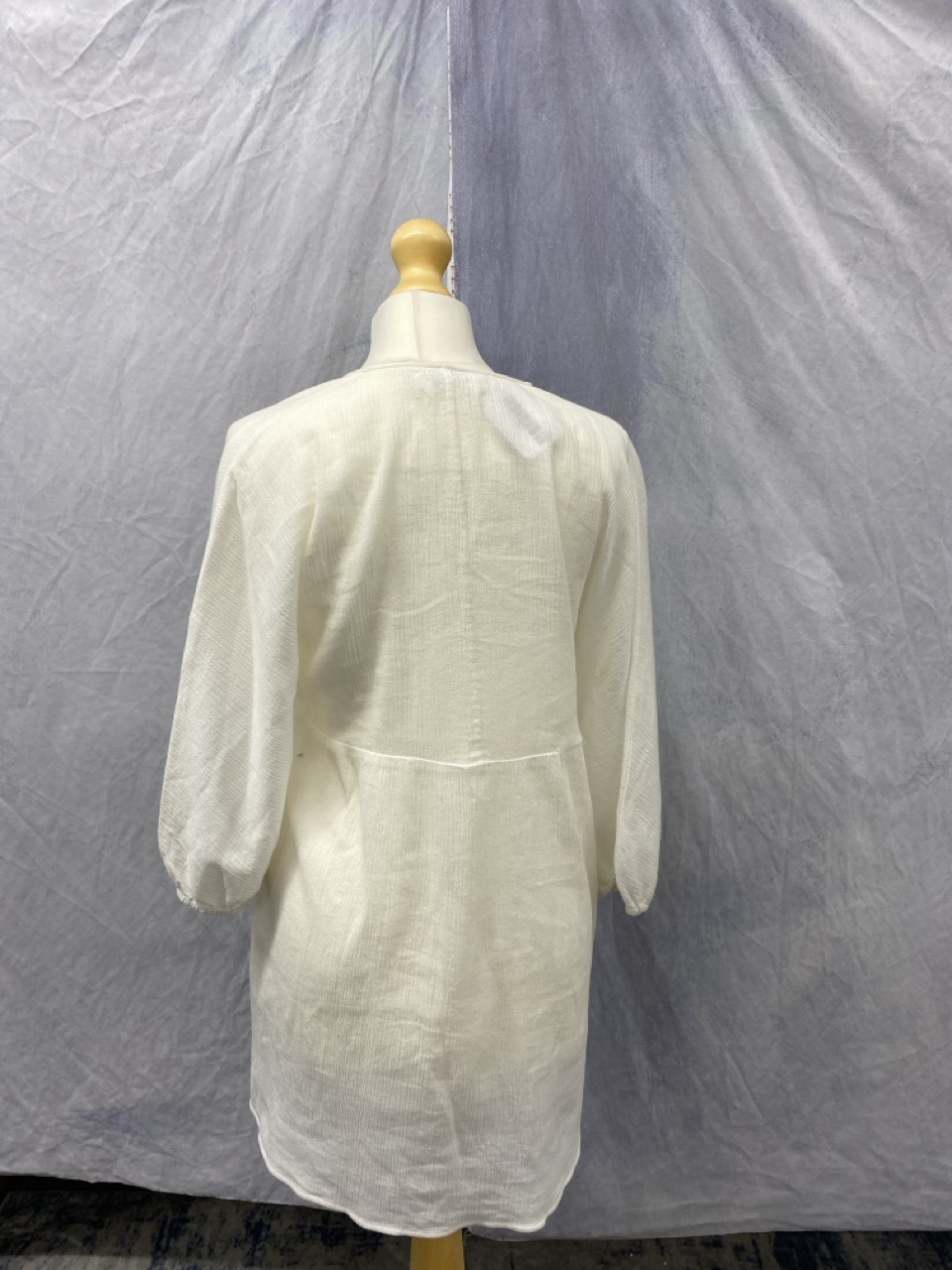 Lot 72  
            Edinburgh SR20 - Delivery Only 

                
REFORMATION CRINKLE V-NECK TUNIC MINI DRESS IN WHITE ORGANIC COTTON SIZE XS: LOCA...