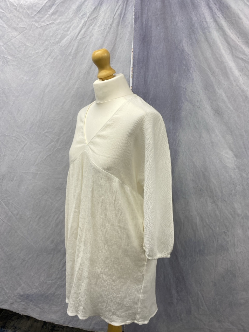 Lot 72  
            Edinburgh SR20 - Delivery Only 

                
REFORMATION CRINKLE V-NECK TUNIC MINI DRESS IN WHITE ORGANIC COTTON SIZE XS: LOCA...