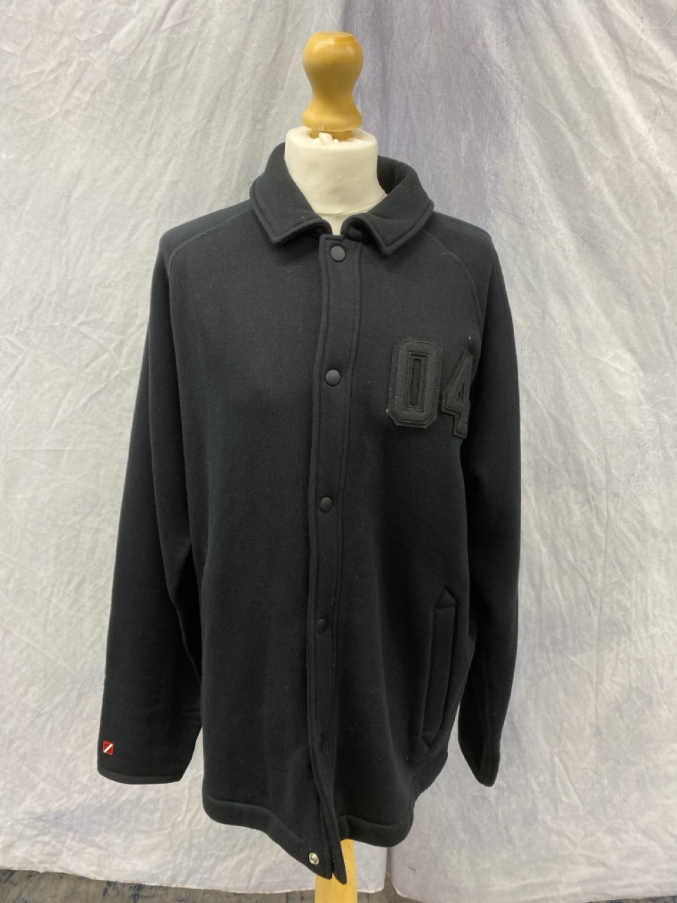 Lot 73  
            Edinburgh SR20 - Delivery Only 

                
NIKE BUTTON FRONT JACKET IN BLACK COTTON SIZE M: LOCATION - RAIL 3