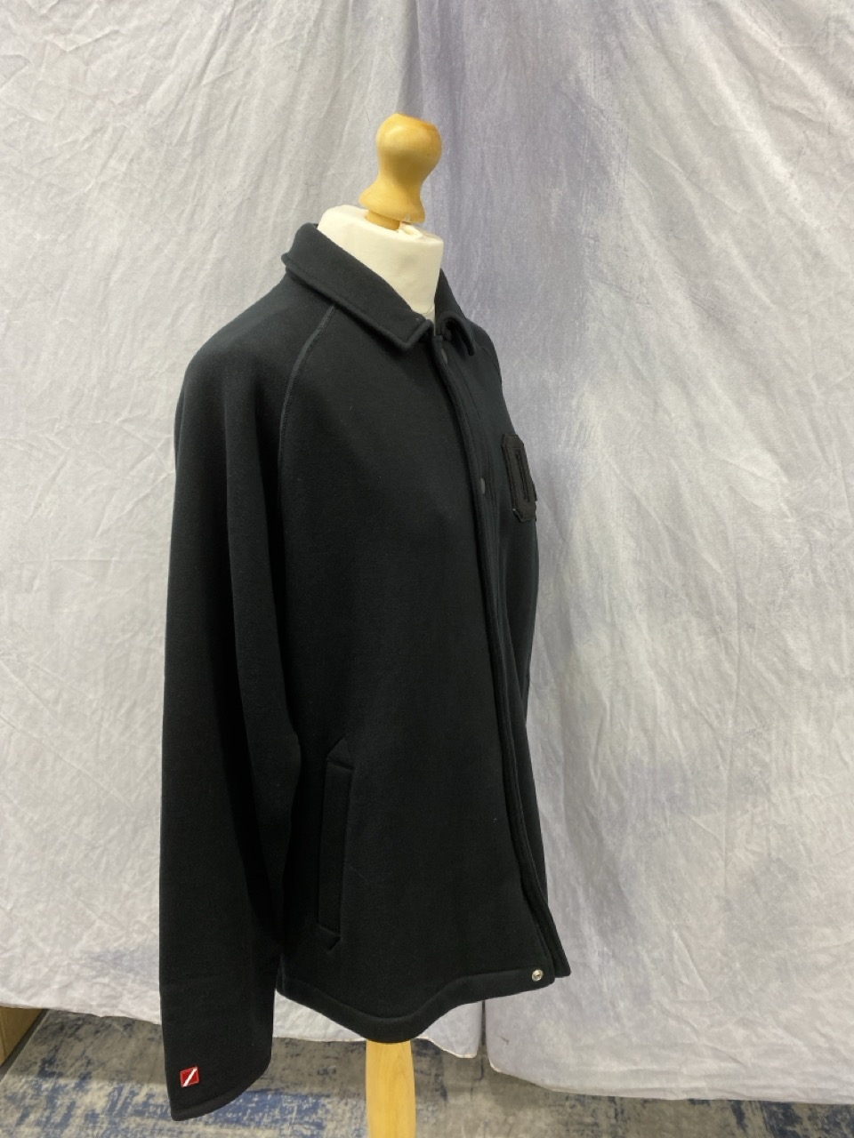 Lot 73  
            Edinburgh SR20 - Delivery Only 

                
NIKE BUTTON FRONT JACKET IN BLACK COTTON SIZE M: LOCATION - RAIL 3