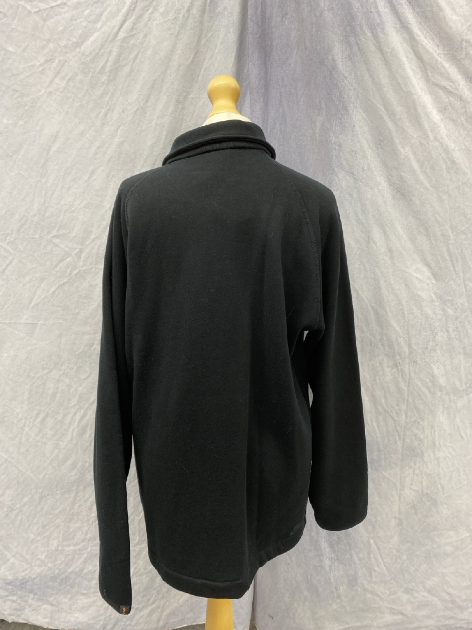 Lot 73  
            Edinburgh SR20 - Delivery Only 

                
NIKE BUTTON FRONT JACKET IN BLACK COTTON SIZE M: LOCATION - RAIL 3