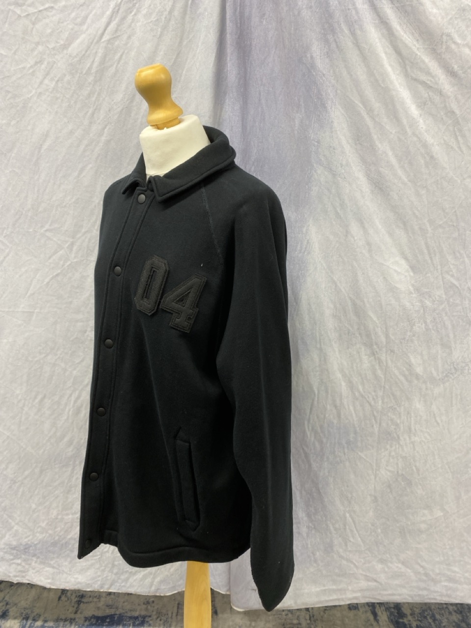 Lot 73  
            Edinburgh SR20 - Delivery Only 

                
NIKE BUTTON FRONT JACKET IN BLACK COTTON SIZE M: LOCATION - RAIL 3