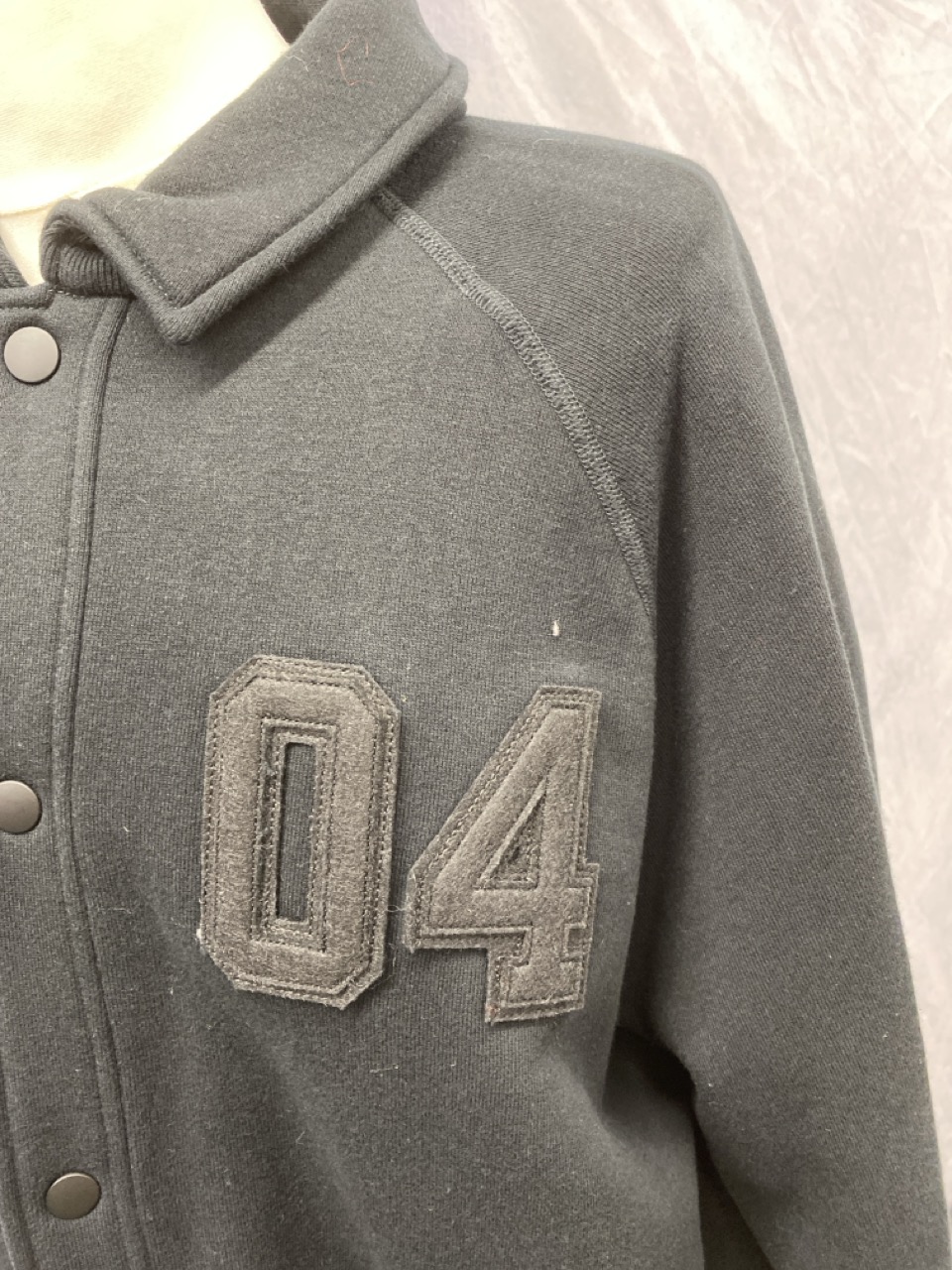 Lot 73  
            Edinburgh SR20 - Delivery Only 

                
NIKE BUTTON FRONT JACKET IN BLACK COTTON SIZE M: LOCATION - RAIL 3