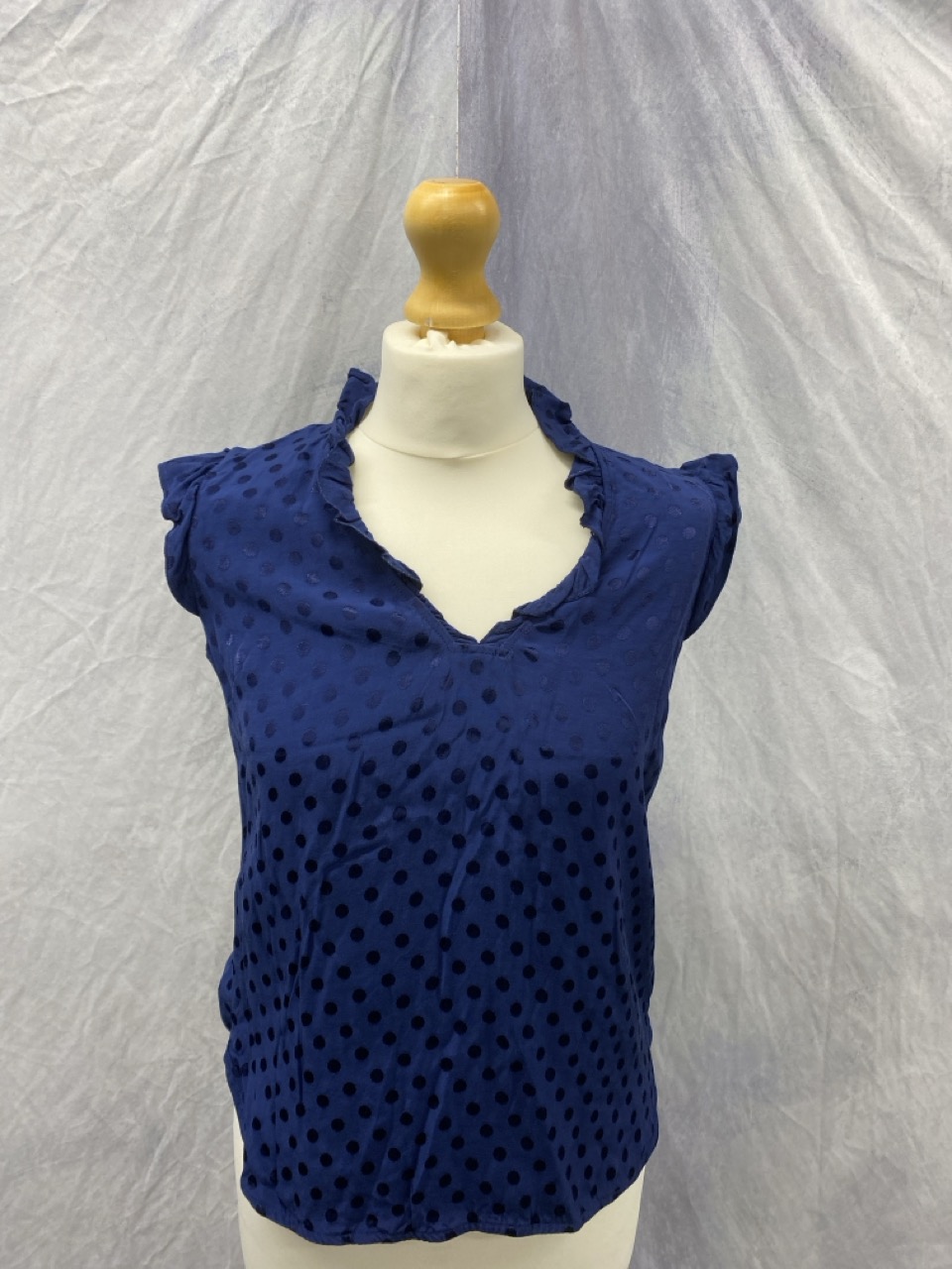 Lot 74  
            Edinburgh SR20 - Delivery Only 

                
SANDRO PARIS POPPY SLEEVELESS TOP IN BLUE PRINT SILK NO SIZE : LOCATION - RAIL 3
