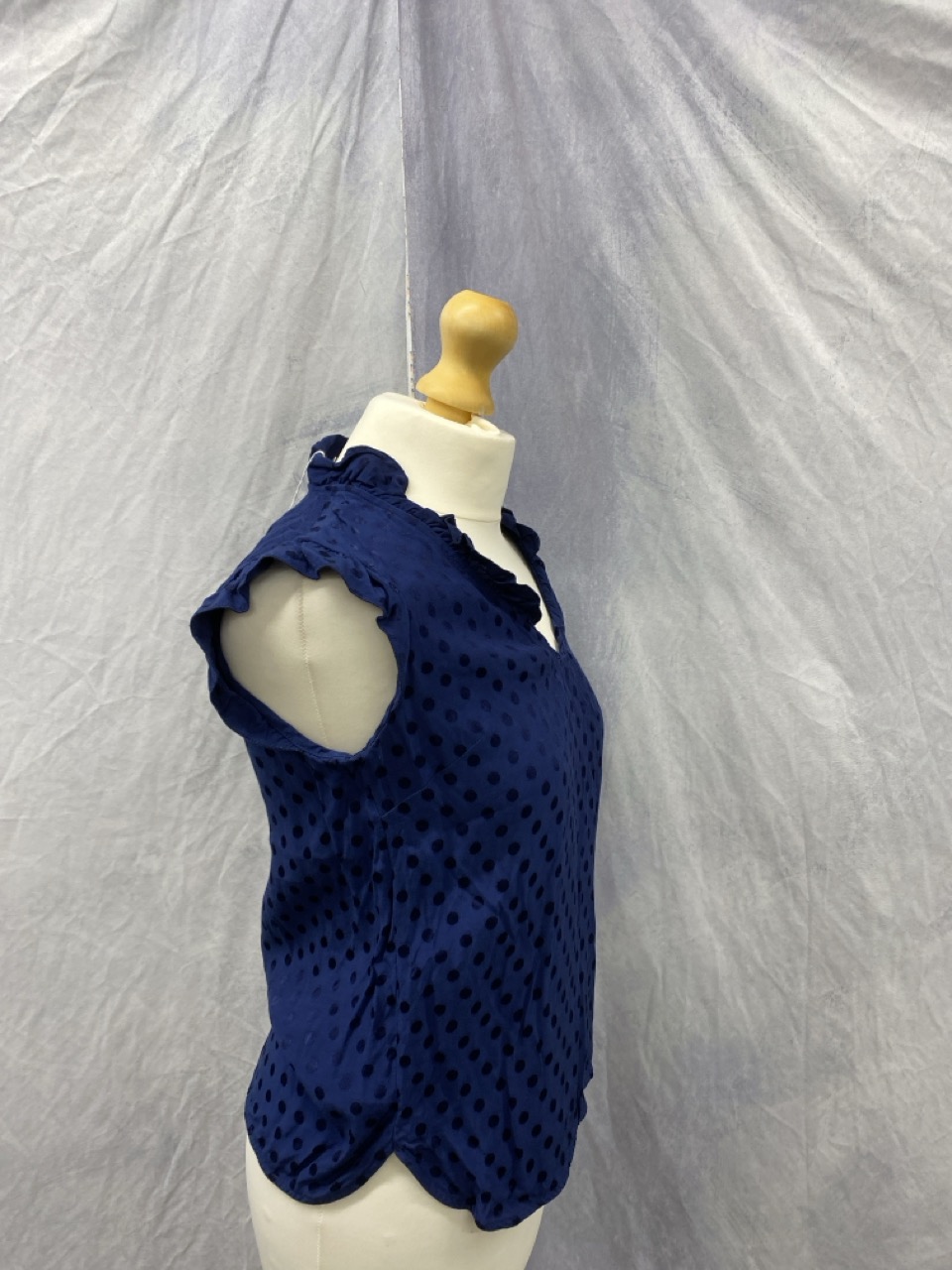 Lot 74  
            Edinburgh SR20 - Delivery Only 

                
SANDRO PARIS POPPY SLEEVELESS TOP IN BLUE PRINT SILK NO SIZE : LOCATION - RAIL 3