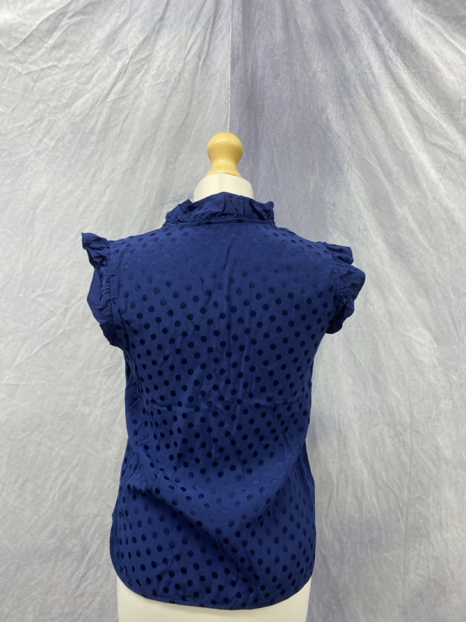 Lot 74  
            Edinburgh SR20 - Delivery Only 

                
SANDRO PARIS POPPY SLEEVELESS TOP IN BLUE PRINT SILK NO SIZE : LOCATION - RAIL 3