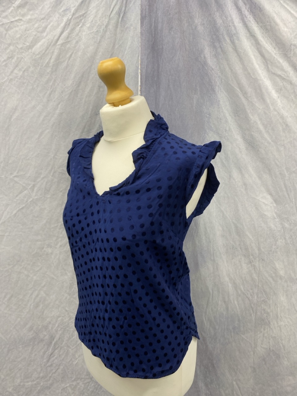 Lot 74  
            Edinburgh SR20 - Delivery Only 

                
SANDRO PARIS POPPY SLEEVELESS TOP IN BLUE PRINT SILK NO SIZE : LOCATION - RAIL 3