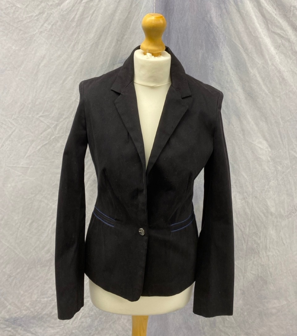 Lot 75  
            Edinburgh SR20 - Delivery Only 

                
MAJE CONTRAST TRIM TAILORED JACKET IN BLACK COTTON SIZE 36: LOCATION - RAIL 3