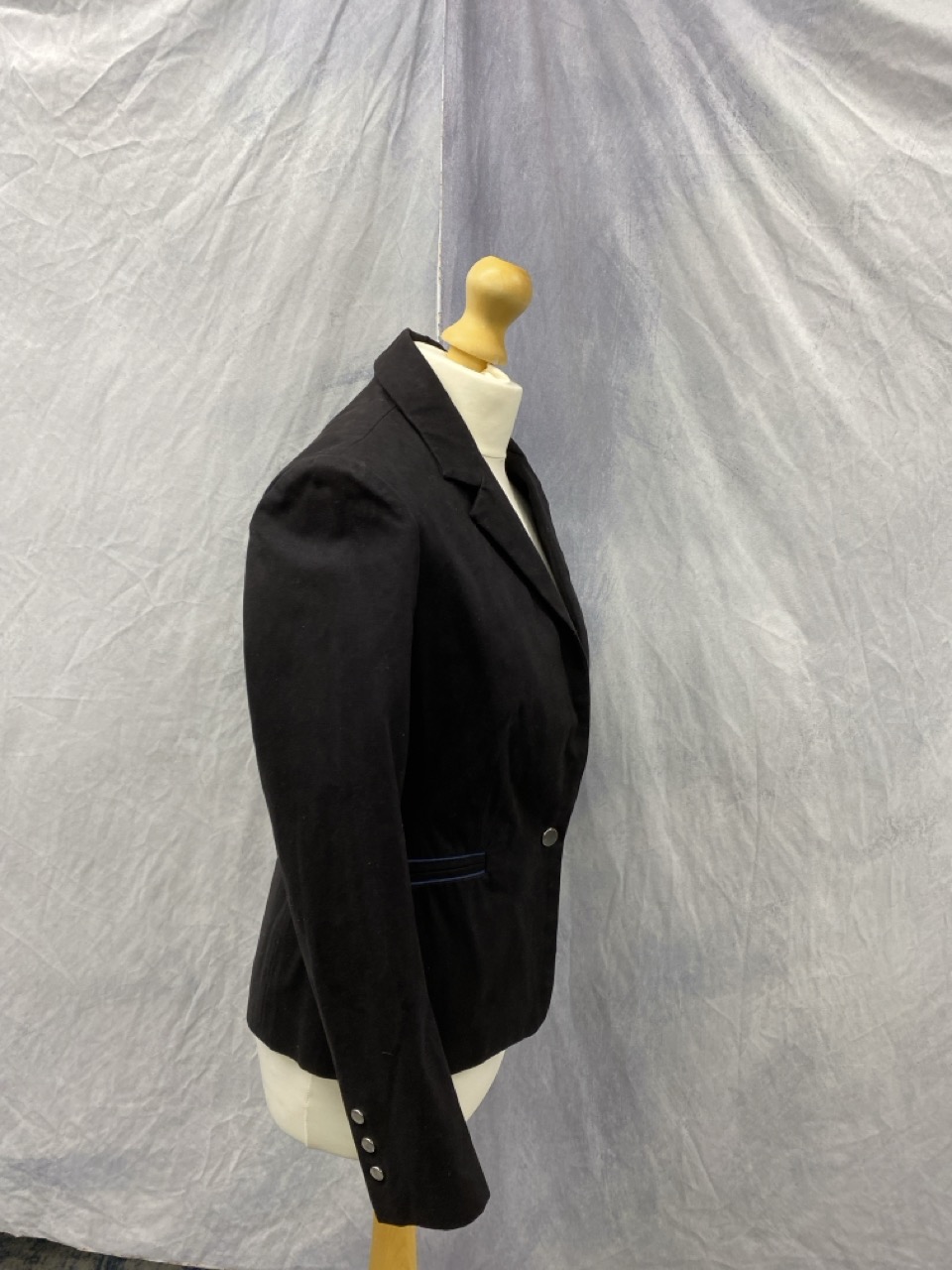 Lot 75  
            Edinburgh SR20 - Delivery Only 

                
MAJE CONTRAST TRIM TAILORED JACKET IN BLACK COTTON SIZE 36: LOCATION - RAIL 3