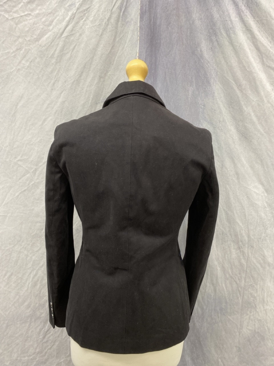Lot 75  
            Edinburgh SR20 - Delivery Only 

                
MAJE CONTRAST TRIM TAILORED JACKET IN BLACK COTTON SIZE 36: LOCATION - RAIL 3