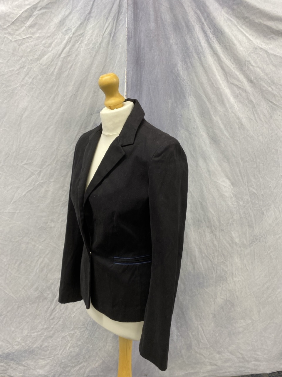 Lot 75  
            Edinburgh SR20 - Delivery Only 

                
MAJE CONTRAST TRIM TAILORED JACKET IN BLACK COTTON SIZE 36: LOCATION - RAIL 3