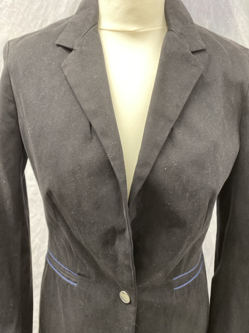 Lot 75  
            Edinburgh SR20 - Delivery Only 

                
MAJE CONTRAST TRIM TAILORED JACKET IN BLACK COTTON SIZE 36: LOCATION - RAIL 3