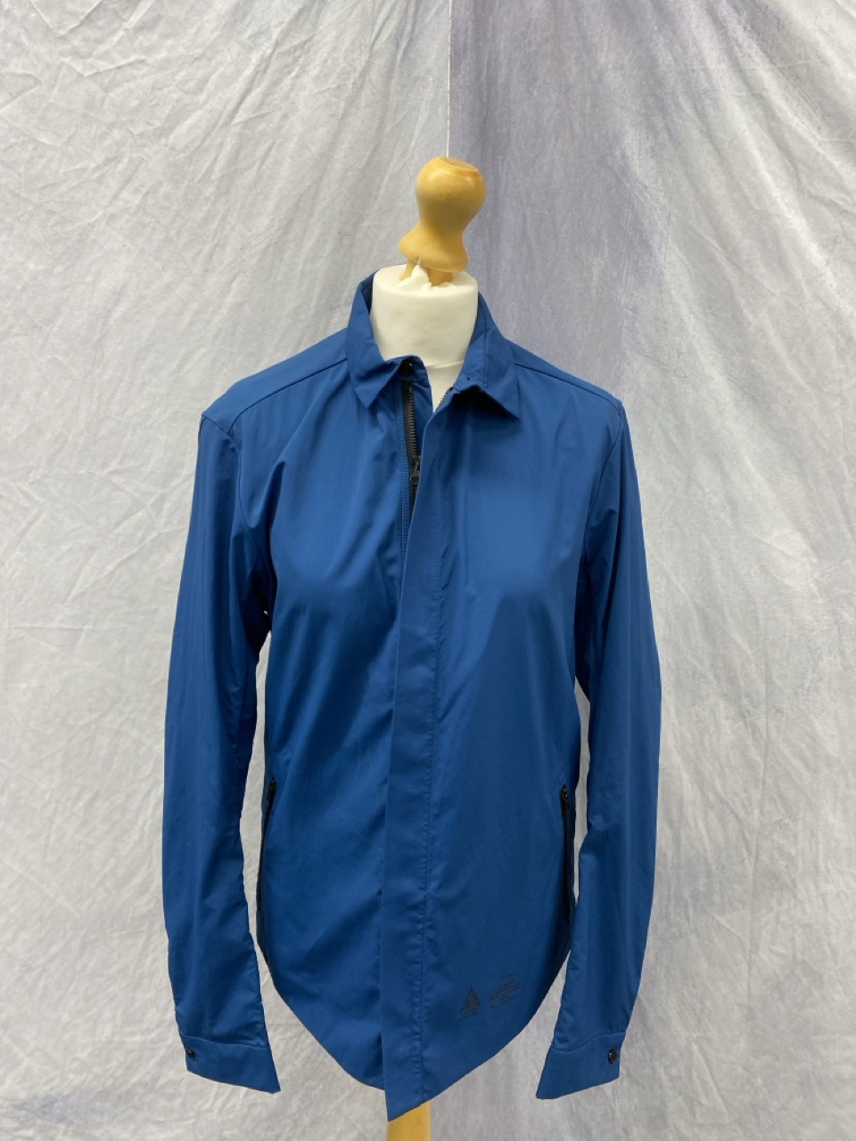 Lot 77  
            Edinburgh SR20 - Delivery Only 

                
NIKELAB ACG SHIRT JACKET IN BLUE NYLON SIZE M: LOCATION - RAIL 3
