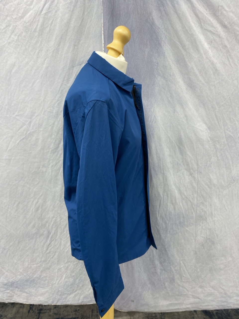 Lot 77  
            Edinburgh SR20 - Delivery Only 

                
NIKELAB ACG SHIRT JACKET IN BLUE NYLON SIZE M: LOCATION - RAIL 3