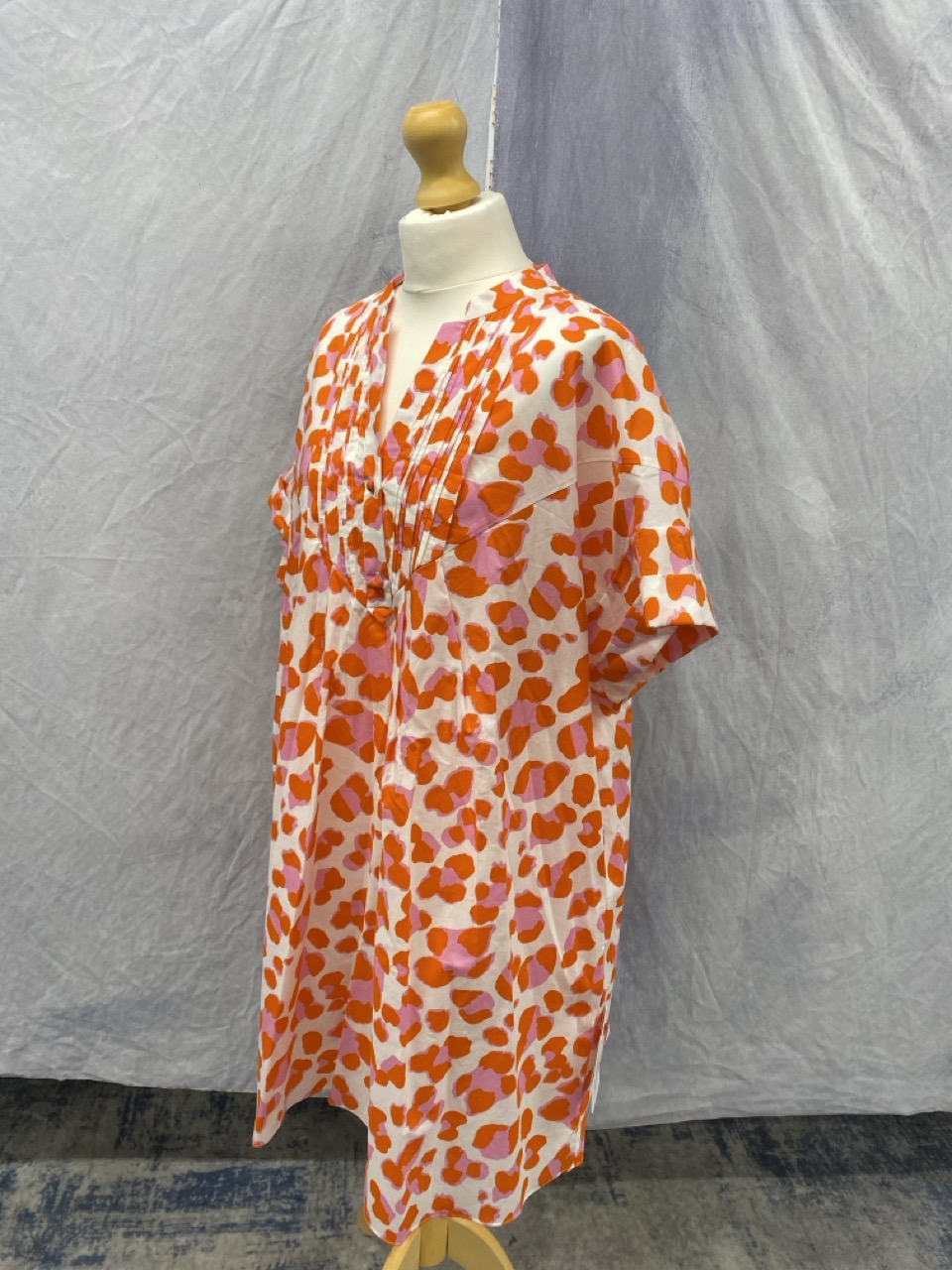 Lot 78  
            Edinburgh SR20 - Delivery Only 

                
DIANE VON FURSTENBERG PRINTED V-NECK DRESS IN MULTICOLOR COTTON SIZE XL: LOCATION...