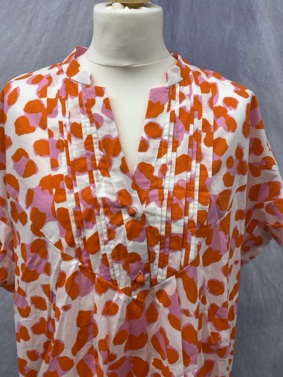 Lot 78  
            Edinburgh SR20 - Delivery Only 

                
DIANE VON FURSTENBERG PRINTED V-NECK DRESS IN MULTICOLOR COTTON SIZE XL: LOCATION...