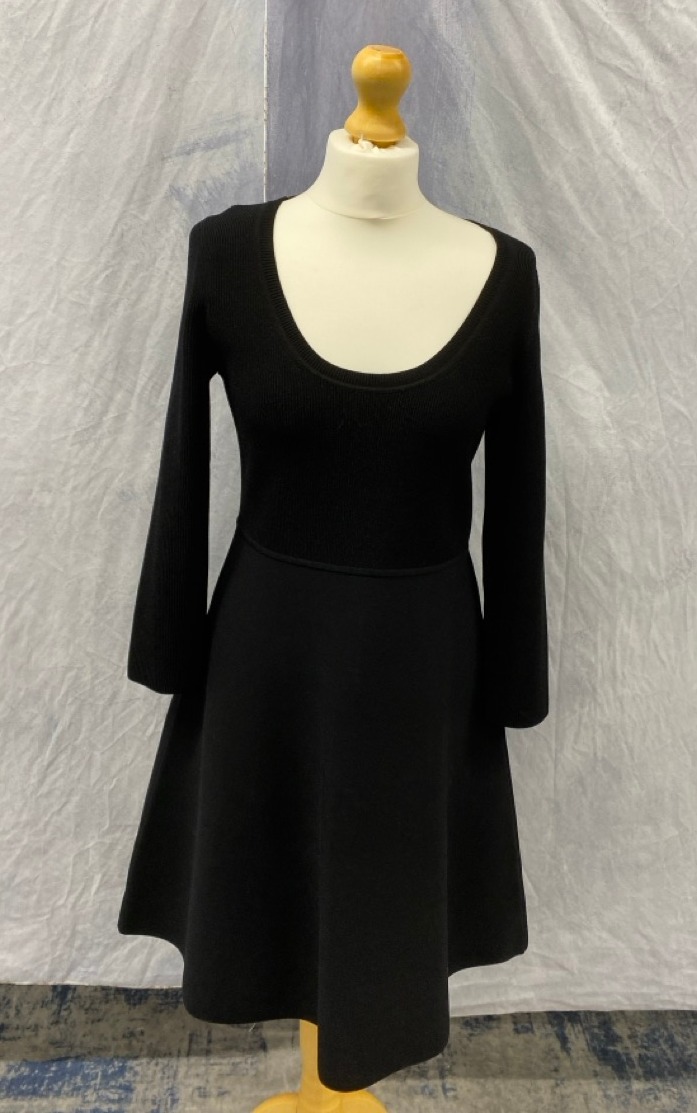 Lot 81  
            Edinburgh SR20 - Delivery Only 

                
THEORY SCOOP NECK COMPACT KNIT MINI DRESS IN BLACK VISCOSE SIZE L: LOCATION - RAIL 3