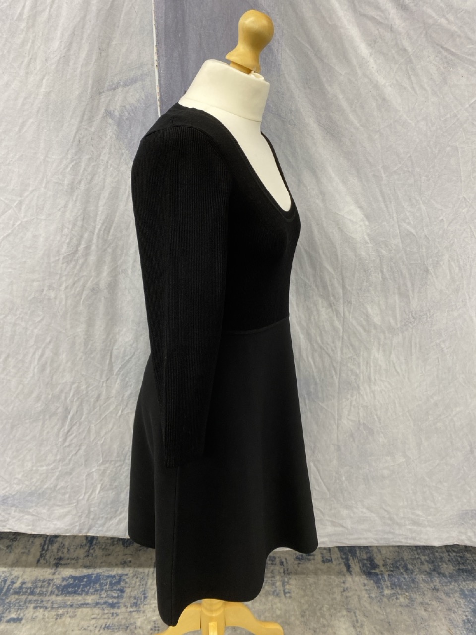 Lot 81  
            Edinburgh SR20 - Delivery Only 

                
THEORY SCOOP NECK COMPACT KNIT MINI DRESS IN BLACK VISCOSE SIZE L: LOCATION - RAIL 3