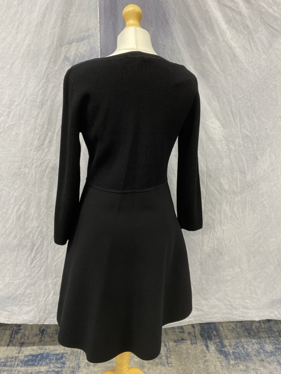 Lot 81  
            Edinburgh SR20 - Delivery Only 

                
THEORY SCOOP NECK COMPACT KNIT MINI DRESS IN BLACK VISCOSE SIZE L: LOCATION - RAIL 3