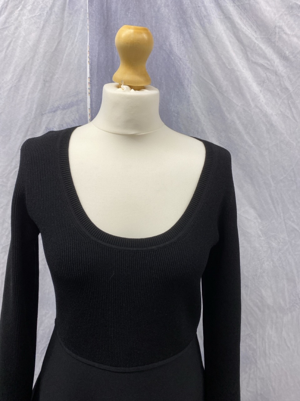 Lot 81  
            Edinburgh SR20 - Delivery Only 

                
THEORY SCOOP NECK COMPACT KNIT MINI DRESS IN BLACK VISCOSE SIZE L: LOCATION - RAIL 3