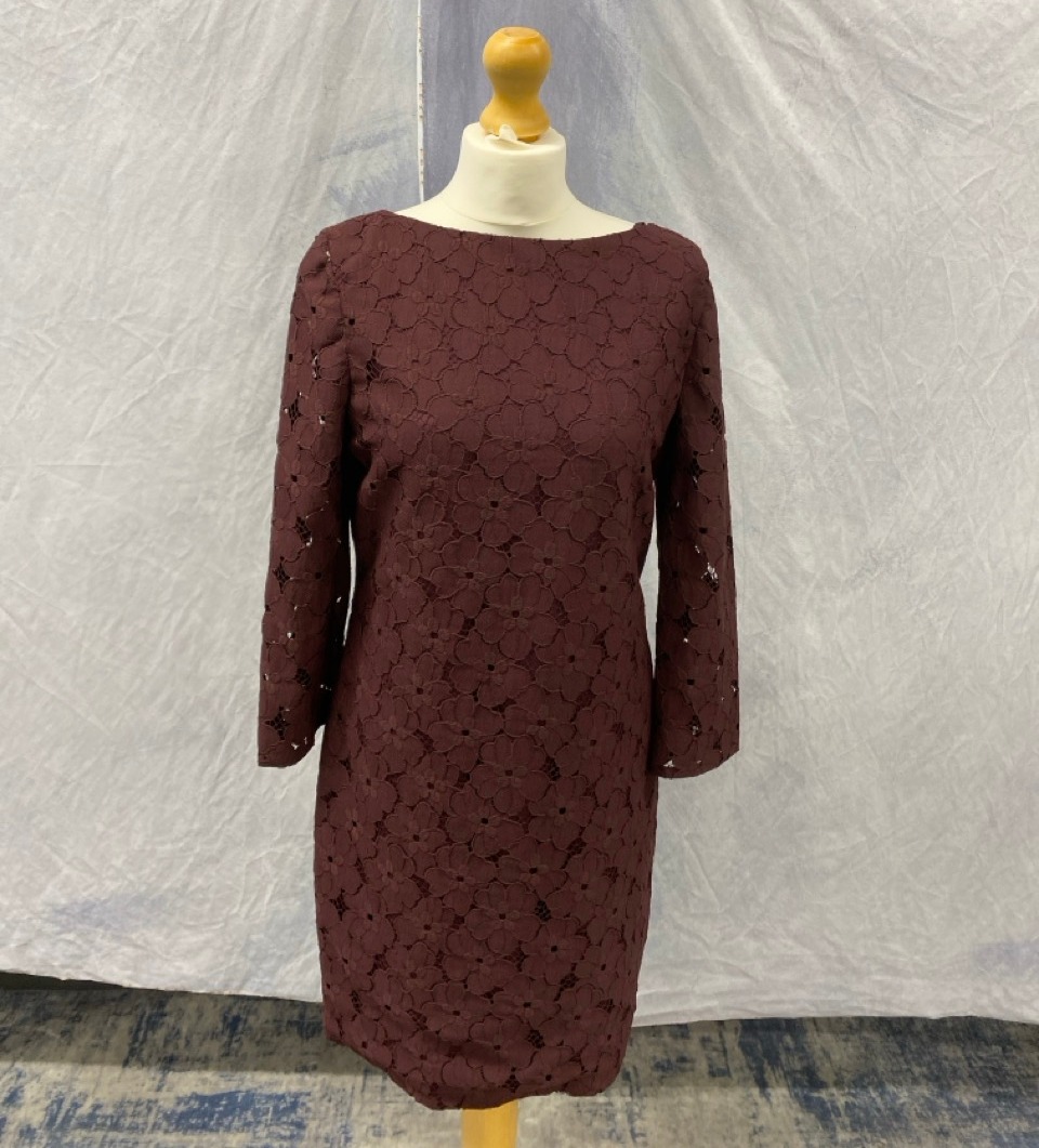 Lot 82  
            Edinburgh SR20 - Delivery Only 

                
DIANE VON FURSTENBERG SARITA FLOWER LACE DRESS IN AUBERGINE PURPLE NYLON SIZE 10:...