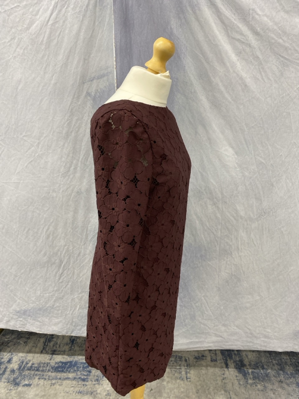 Lot 82  
            Edinburgh SR20 - Delivery Only 

                
DIANE VON FURSTENBERG SARITA FLOWER LACE DRESS IN AUBERGINE PURPLE NYLON SIZE 10:...