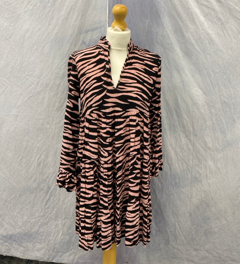 Lot 83  
            Edinburgh SR20 - Delivery Only 

                
GANNI LEOPARD PRINT LONG SLEEVE MINI DRESS IN BLACK AND PINK VISCOSE NO SIZE : LO...