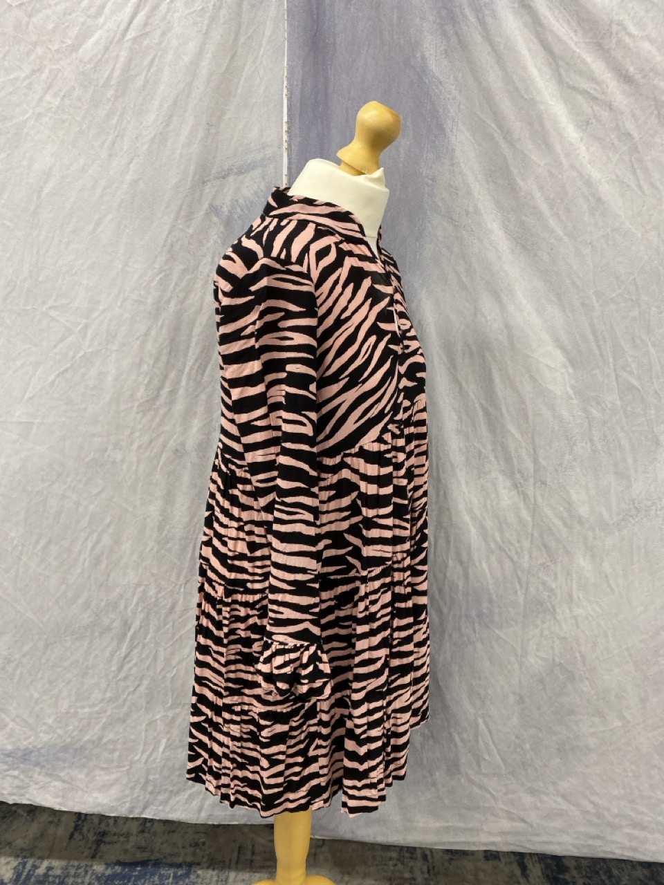 Lot 83  
            Edinburgh SR20 - Delivery Only 

                
GANNI LEOPARD PRINT LONG SLEEVE MINI DRESS IN BLACK AND PINK VISCOSE NO SIZE : LO...