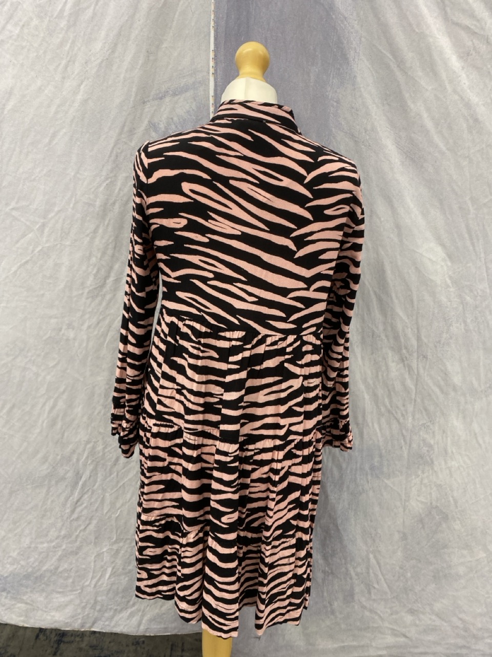 Lot 83  
            Edinburgh SR20 - Delivery Only 

                
GANNI LEOPARD PRINT LONG SLEEVE MINI DRESS IN BLACK AND PINK VISCOSE NO SIZE : LO...
