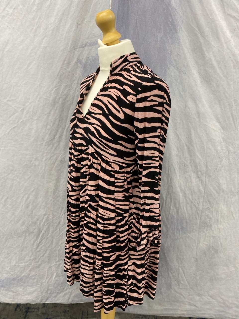 Lot 83  
            Edinburgh SR20 - Delivery Only 

                
GANNI LEOPARD PRINT LONG SLEEVE MINI DRESS IN BLACK AND PINK VISCOSE NO SIZE : LO...
