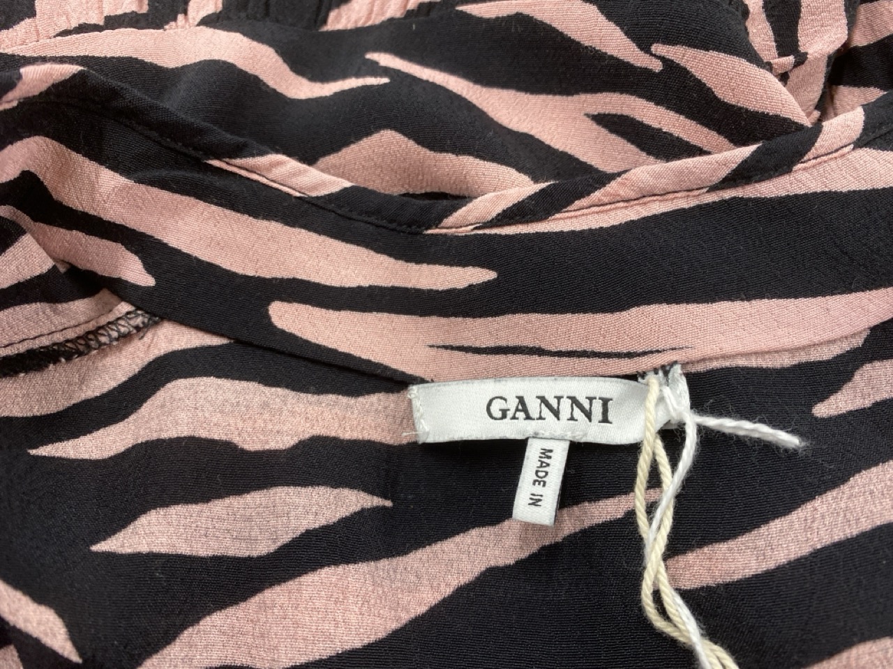 Lot 83  
            Edinburgh SR20 - Delivery Only 

                
GANNI LEOPARD PRINT LONG SLEEVE MINI DRESS IN BLACK AND PINK VISCOSE NO SIZE : LO...