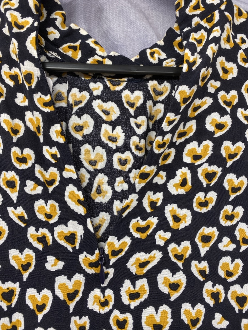 Lot 84  
            Edinburgh SR20 - Delivery Only 

                
SANDRO PARIS LONG SLEEVE MINI SHEATH DRESS IN FLORAL PRINT VISCOSE SIZE 36: LOCAT...