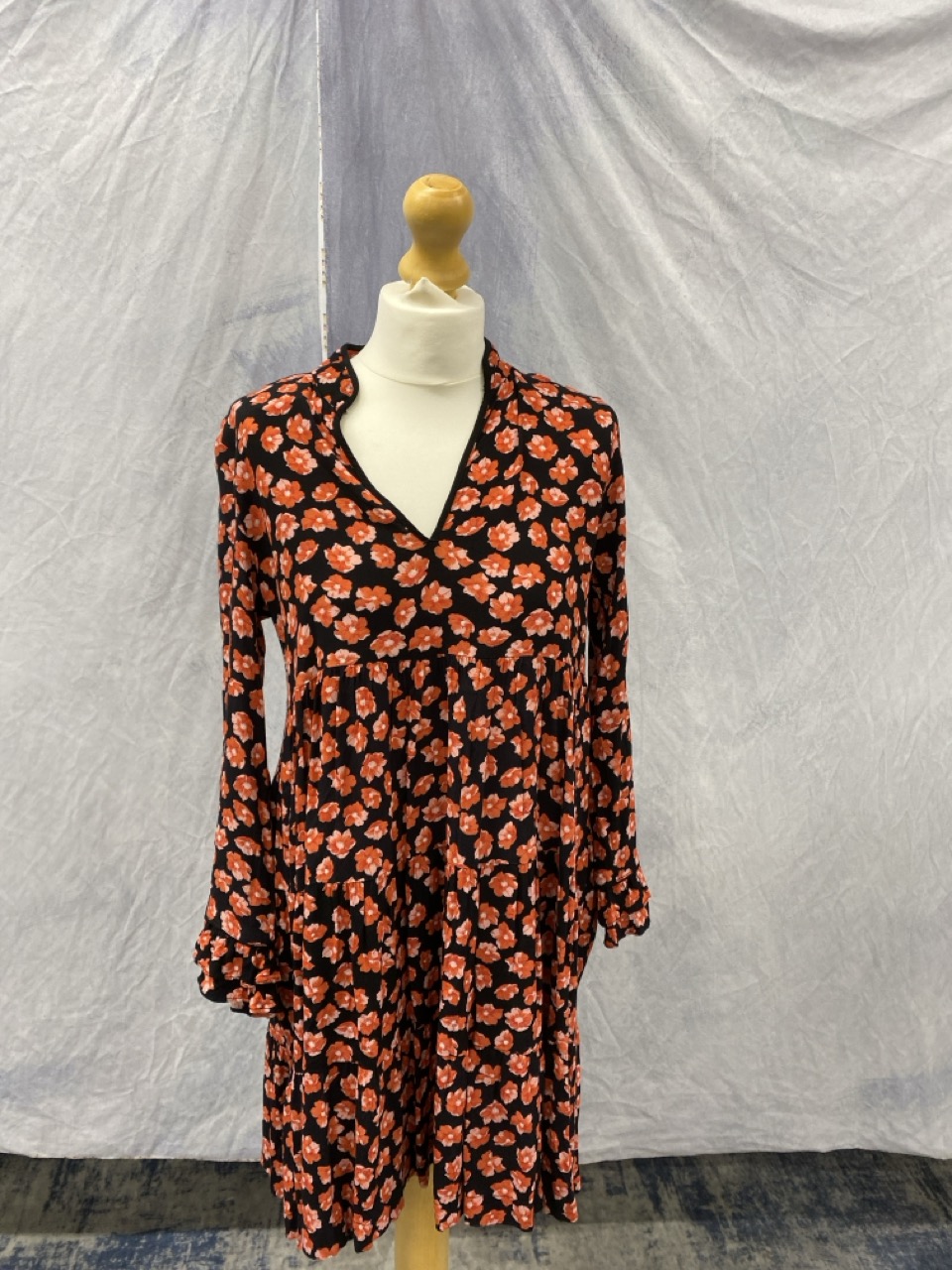 Lot 87  
            Edinburgh SR20 - Delivery Only 

                
GANNI LINDALE FLORAL PRINT MINI DRESS IN BLACK AND RED VISCOSE NO SIZE : LOCATION...
