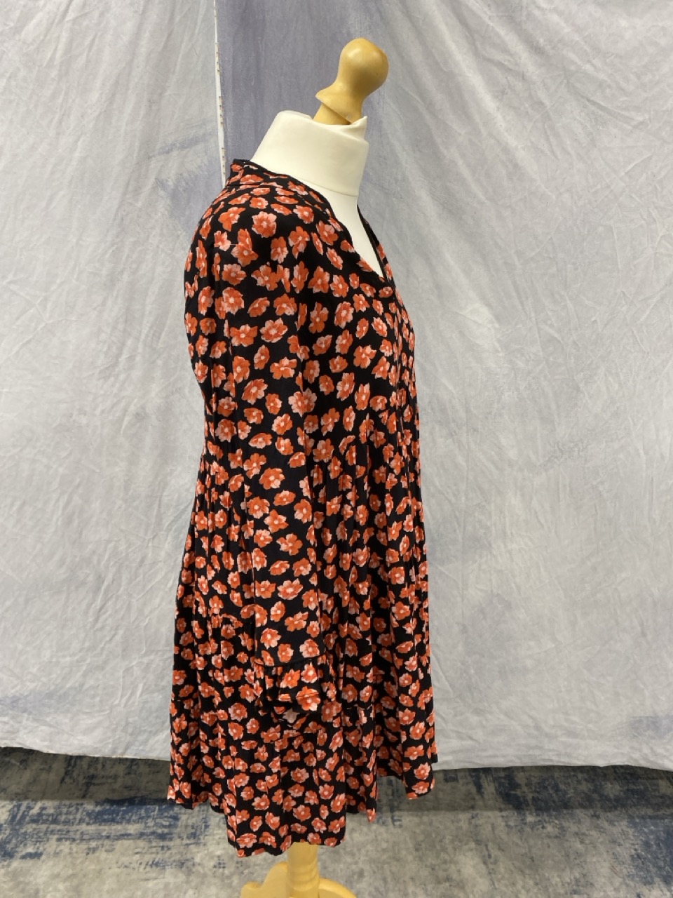 Lot 87  
            Edinburgh SR20 - Delivery Only 

                
GANNI LINDALE FLORAL PRINT MINI DRESS IN BLACK AND RED VISCOSE NO SIZE : LOCATION...