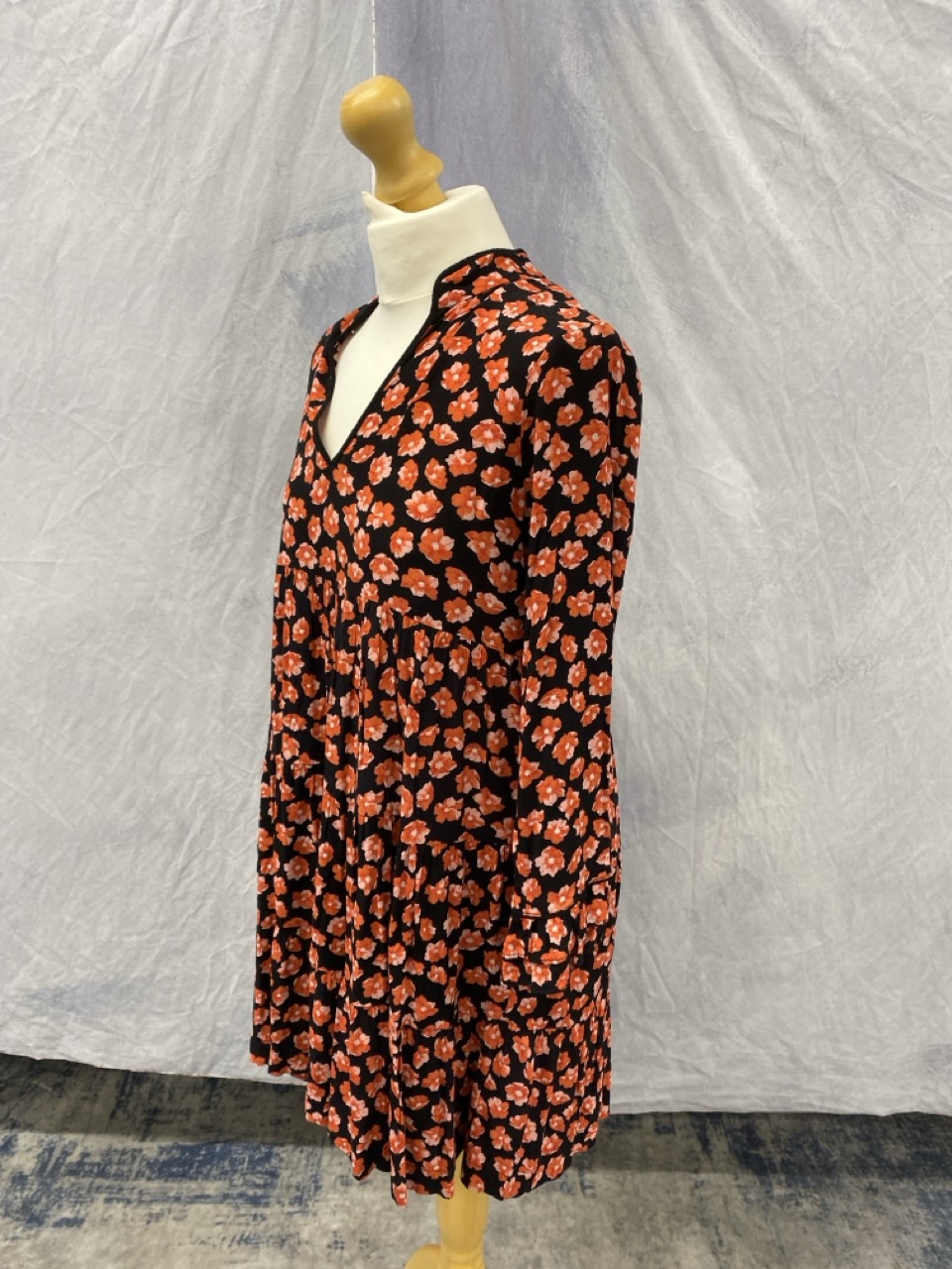 Lot 87  
            Edinburgh SR20 - Delivery Only 

                
GANNI LINDALE FLORAL PRINT MINI DRESS IN BLACK AND RED VISCOSE NO SIZE : LOCATION...