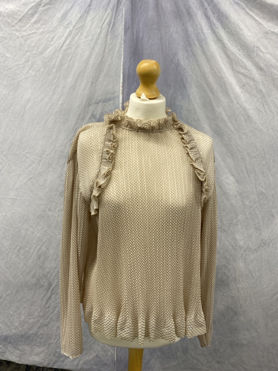 Lot 88  
            Edinburgh SR20 - Delivery Only 

                
SEE BY CHLOE RUFFLED TOP IN SWEET BEIGE POLYESTER SIZE S: LOCATION - RAIL 3